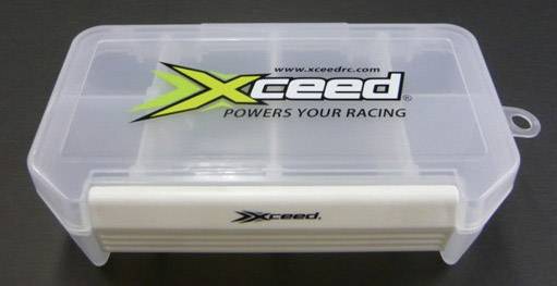Prozirna plastična kutija s logom 'Xceed Powers Your Racing' na poklopcu. Ima nekoliko pretinaca za pohranjivanje.