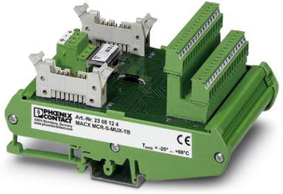 Zeleni elektronički uređaj s više utora i priključaka. To je modul iz serije Phoenix Contact.