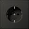 Crna utičnica od JUNG-a s dva priključna otvora i središnjim uzemljenjskim kontaktom, ugrađena u kvadratnu ploču.