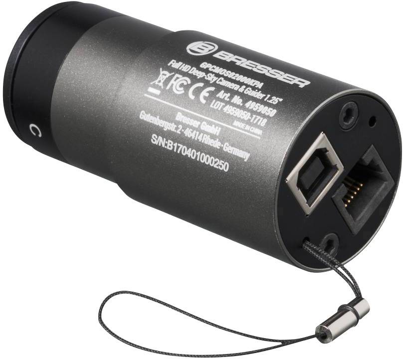 Srebrni, cilindrični elektronički uređaj s mrežnim i USB priključcima. Sadrži podatke o proizvodu i serijski broj.