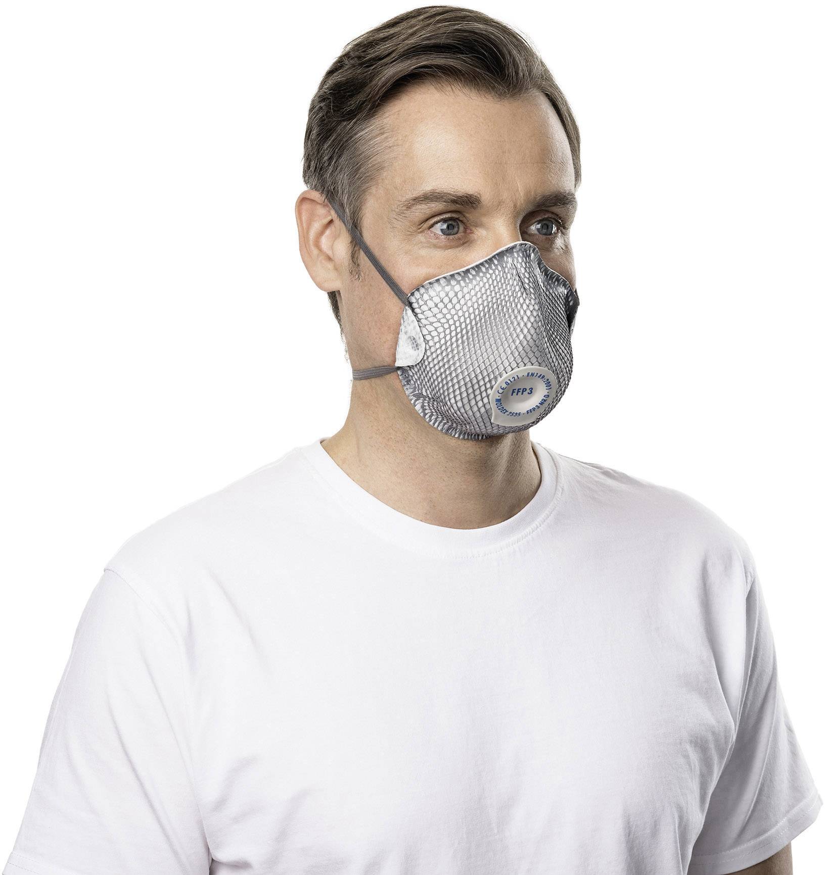 Muškarac nosi zaštitnu masku s ventilom.