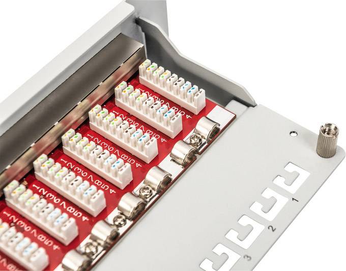 Patch panel s više kabelskih priključaka, numeriranih od 1 do 4. Boja kodiranih žica priključene su na kontakte.