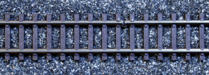 Odsječak tračnica na šljunku, pogled odozgo.