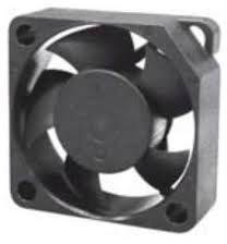 Mali, crni ventilator s više krila u kvadratnom kućištu za prozračivanje ili hlađenje uređaja.