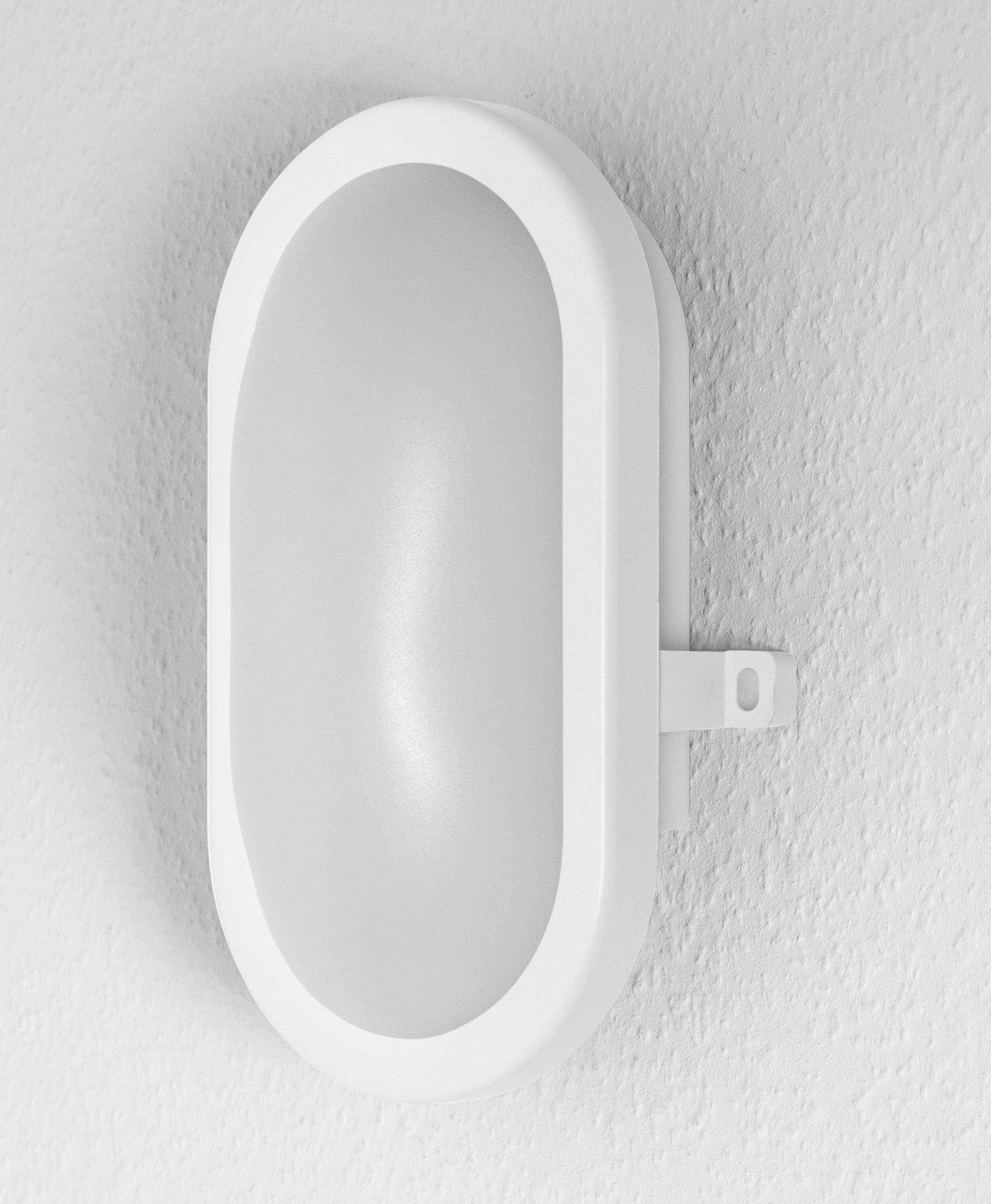 Zidna, ovalna, bijela svjetiljka glatke površine. Idealna za moderne interijere.