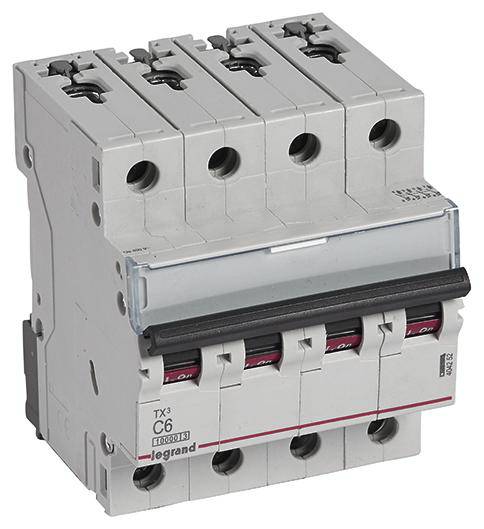 Sivi četveropolni strujni prekidač Legrand oznake 'TX3 C6', koji se koristi u električnim distribucijskim sustavima.