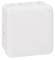Bijela, quadratna plastična razvodna kutija sa zaobljenim kutovima. Pogodna za električne instalacije. Logotip marke 'Legrand' dolje desno.