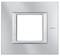 Poklopac sklopke u srebrnosivom metalnom izgledu od BTicina, quadratnog oblika, pogodan za pokrivanje električnih priključaka.