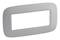 Siva, pravokutna plastična poklopac okvira sa zaobljenim uglovima i velikim, centralnim izrezom.