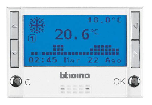 Digitalni zaslon termostata prikazuje temperaturu od 20,6°C. Gore desno navedena je sobna temperatura od 18,0°C.