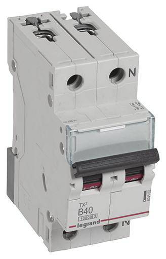 Dvopolni zaštitni prekidač ugrađen u sivo kućište koje je na prednjoj strani označeno oznakom 'B40'.