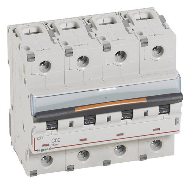 Legrendov C80 25kA osigurač-prekidač s četiri sklopke, služi za prekidanje i zaštitu električnih strujnih krugova.