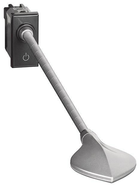 Fleksibilna čitača lampa sa srebrnom glavom i crnom bazom. Ruka je savitljiva, s tipkom na bazi.