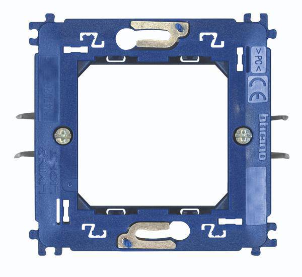Plavi okvir sklopke za elektroinstalacije s utisnutom markom i CE oznakom.