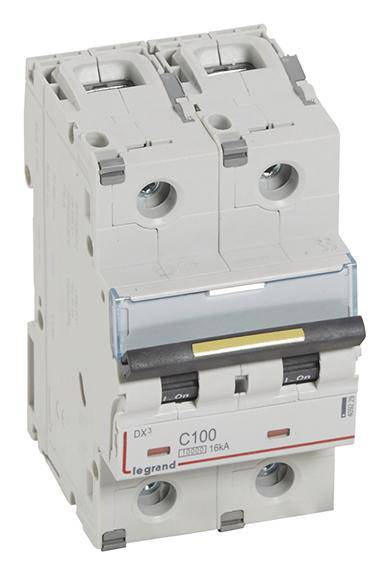 Legrand dvopolni zaštitni prekidač, model 'C100', za elektroničku sigurnost, prikazan u sivoj boji sa crnim sklopkama.