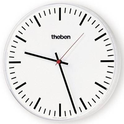Analogni zidni sat s bijelim brojčanikom i tankim crnim oznakama. Sekundna kazaljka crvena. Marka 'theben'. Vrijeme: 10:10.