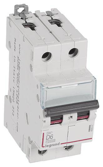 Električni prekidač snage od Legranda s dva preklopnika, korišten za kontrolu i osiguranje strujnog kruga.