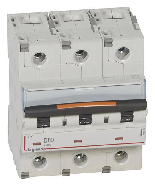 Tropolni zaštitni prekidač 'D80 25kA' tvrtke Legrand. Prekidač ima crnu ručicu i bijele je boje.