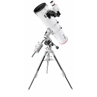Bijeli teleskop na tronošcu, usmjeren prema nebu. Idealan za astronomske amatere za promatranje zvijezda.