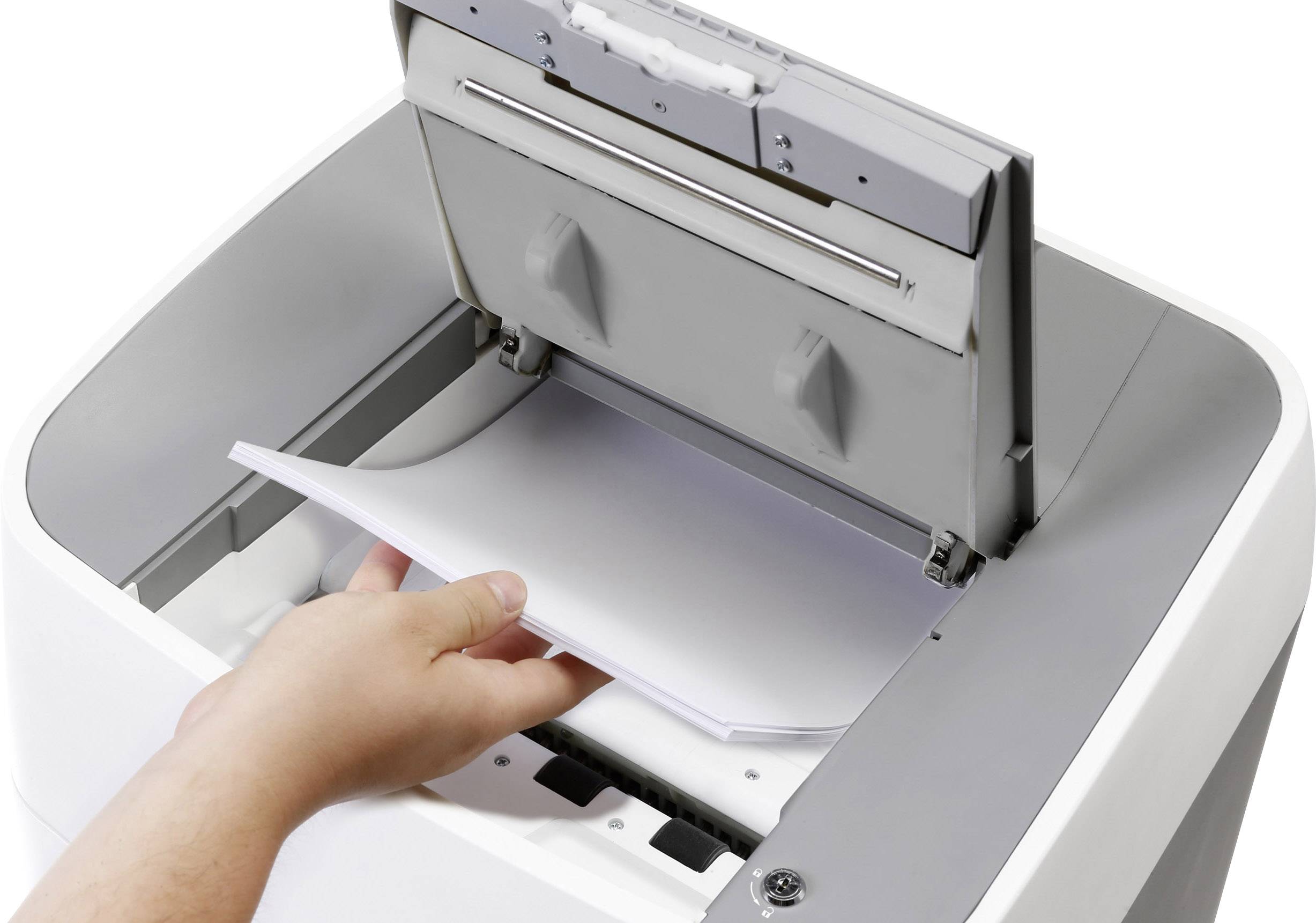 Jedna ruka stavlja papir u printer. Printer je otvoren i spreman za učitavanje papira.
