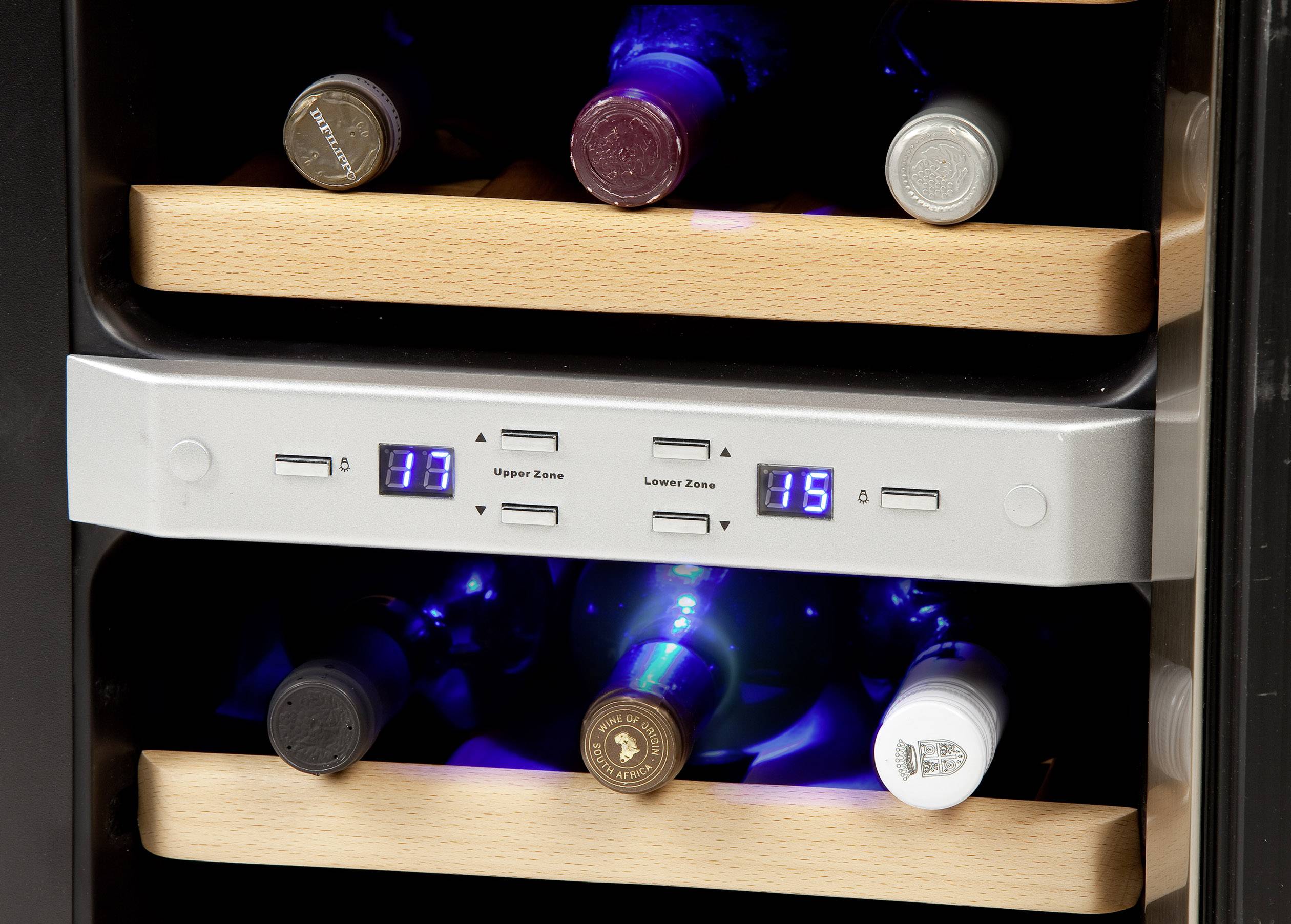Hladnjak za vino s dvije zone pokazuje temperature od 17°C i 15°C. Svaka zona sadrži nekoliko boca vina na drvenim policama.