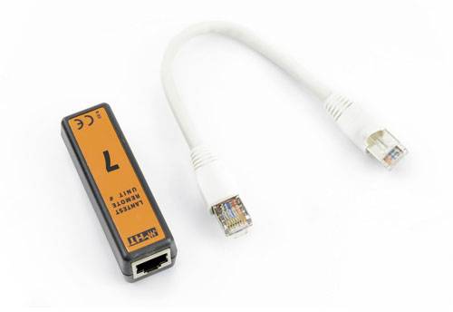 Ethernet kabel tester s odvojivim poveznim kabelom na bijeloj pozadini. Idealan za dijagnosticiranje mrežnih problema.