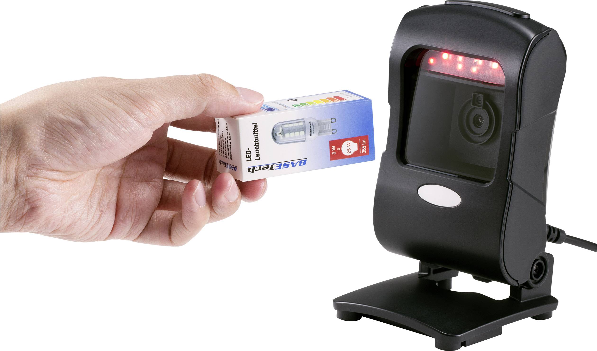 Jedna ruka drži ambalažu LED lampice ispred čitača barkodova s crvenom laserskom svjetlošću. Čitač je montiran na stolu.