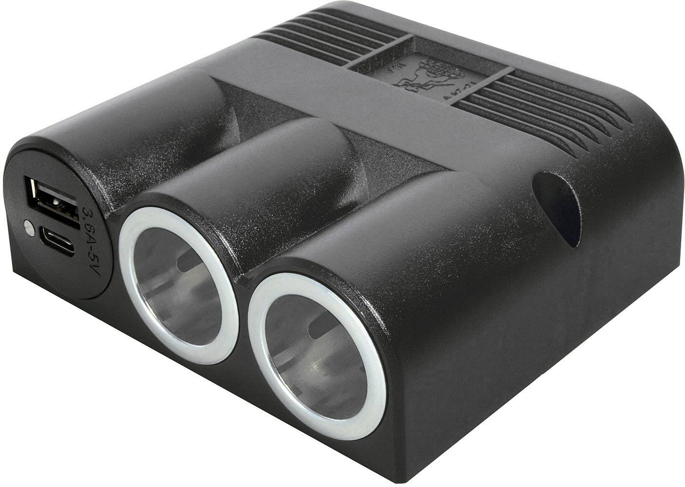 Crni automobilski adapter s dva priključka za upaljač, te USB-A i USB-C priključkom za univerzalno povezivanje uređaja.