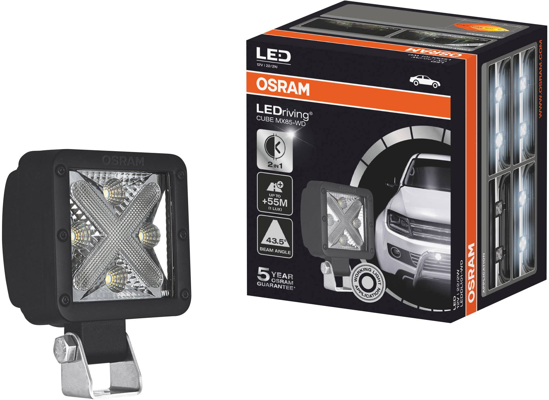 Kvadratno LED vozno svjetlo tvrtke OSRAM u prvom planu pored ambalaže s prikazom automobila, proizvod je namijenjen povećanoj vidljivosti.