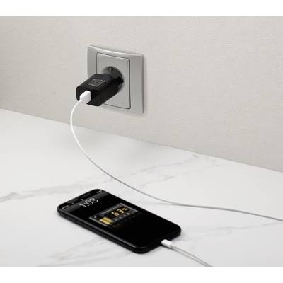 Pametni telefon se punjač preko USB kabla na utičnici. Na zaslonu piše '65%' i trenutno vrijeme.