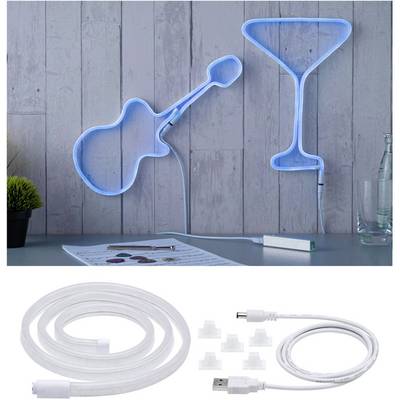 Zidna dekoracija u obliku osvjetljene gitare i koktela. Ispod toga USB kabel i oprema na stolu.