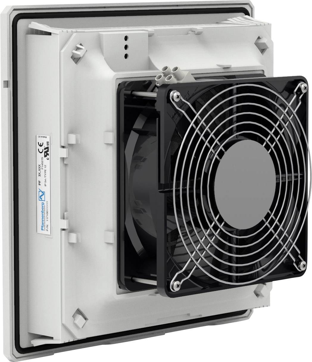 Električni ventilator u sivom kućištu, montiran na bijeloj zidnoj ploči. Vidljiv je crni zaštitni poklopac s rešetkom.