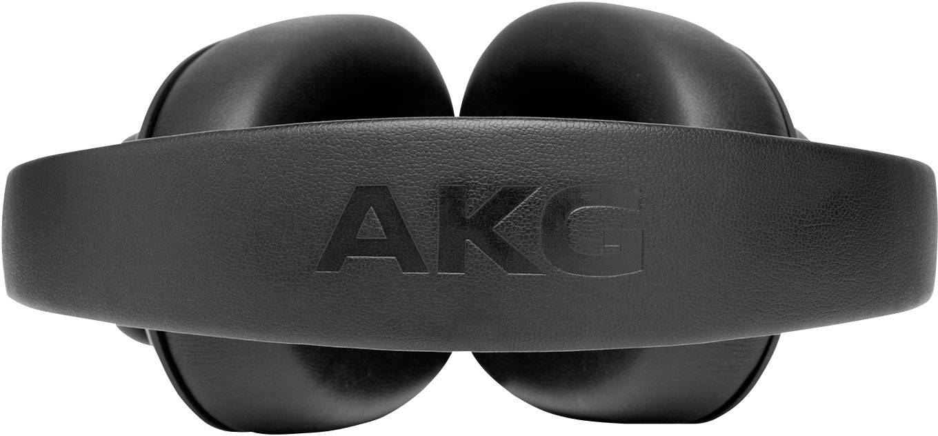 Crni AKG slušalice s podloženom trakom za glavu i ušnim školjkama, fokusirane na gornju stranu s AKG logotipom.