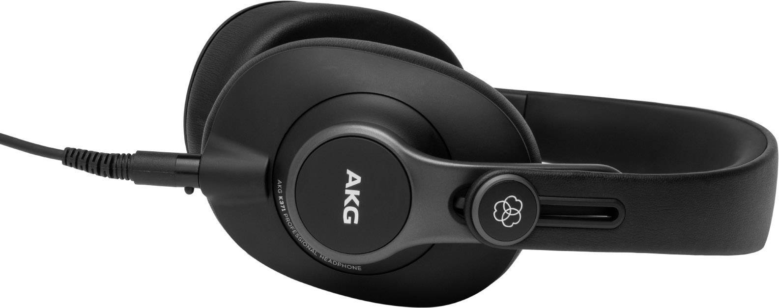 Crni over-ear slušalice s kabelom koji je spojen na lijevu slušalicu. Naziv marke "AKG" vidljiv je na školjkama slušalica.