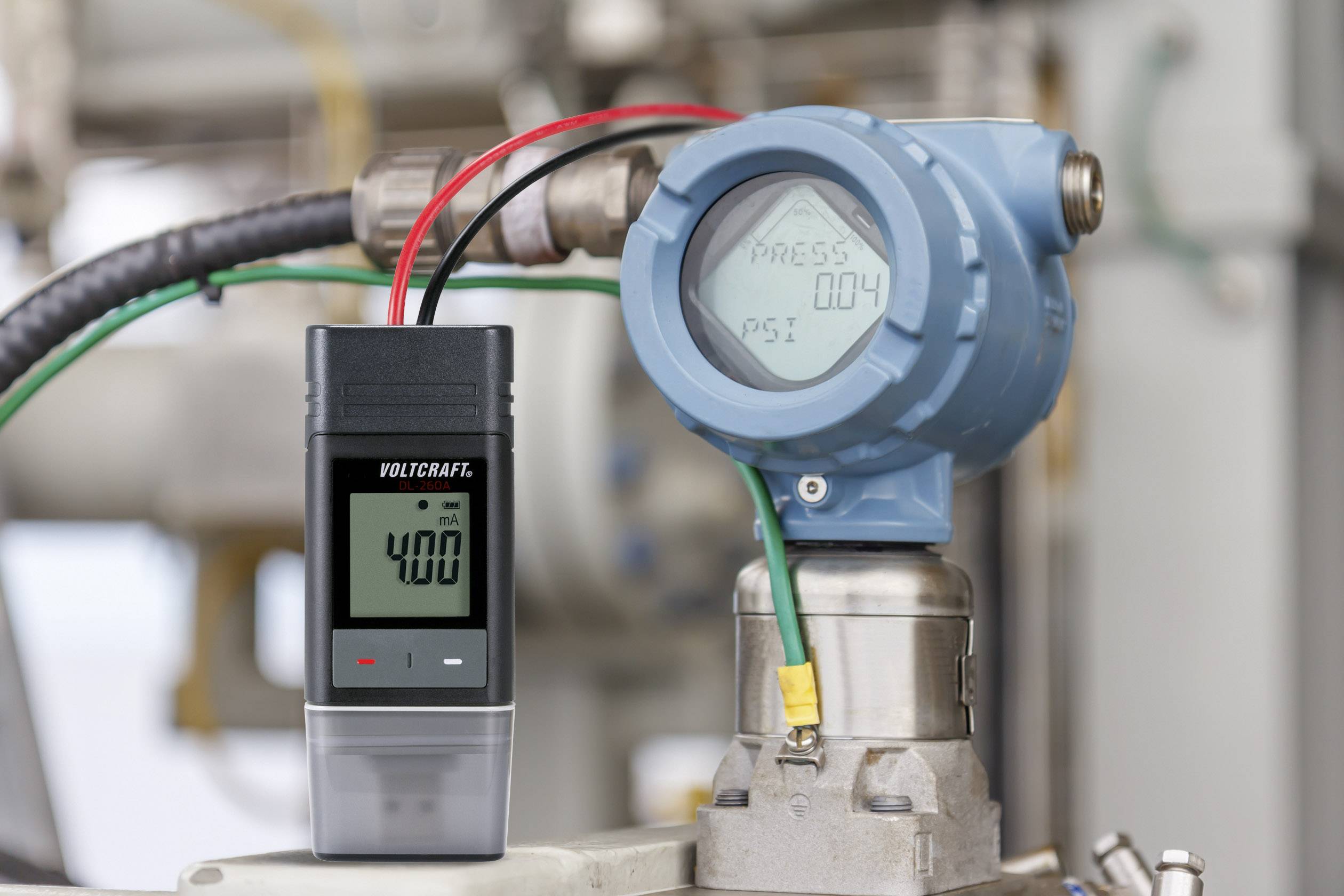 Mjerni uređaj za tlak mjeri 4,00 psi u industrijskom okruženju. Digitalni zaslon prikazuje precizne mjerne vrijednosti za nadzor.