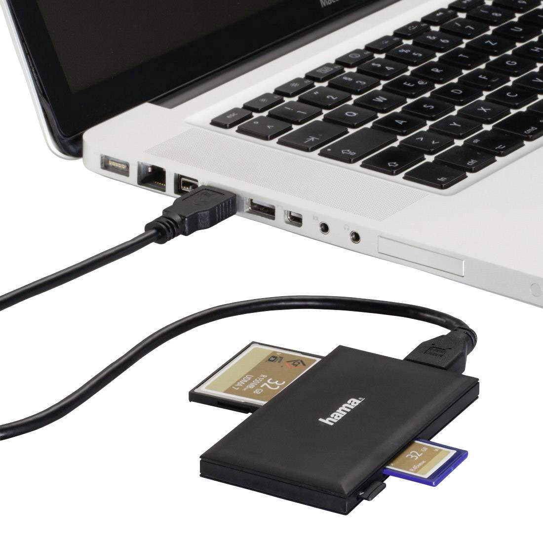 Prijenosno računalo je povezano s USB čitačem kartica tvrtke Hama koji prima dvije različite memorijske kartice.