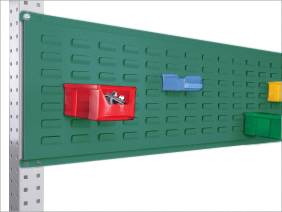 Zeleni zid za alat s obojanim kutijama za pohranu u crvnoj, plavoj, zelenoj i žutoj boji, pričvršćen na metalnu nosnu strukturu.