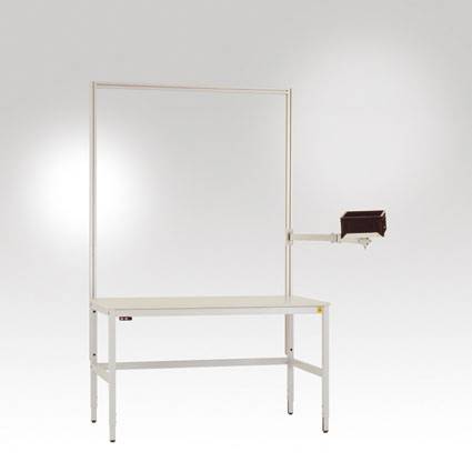 Prazan, bijeli metalni okvir s nosačem na desnoj strani prikazuje neutralni izložbeni display bez dodatnih detalja.