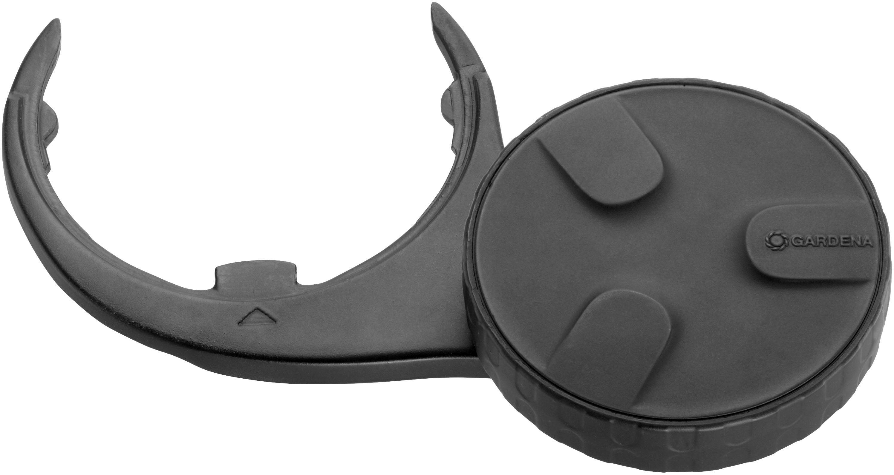 Crni plastični ključ zaobljene ručke koji se koristi za otvaranje priključaka vodnih slavina.
