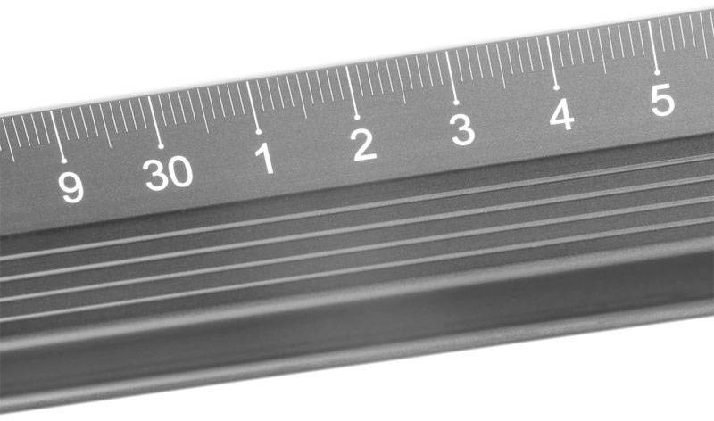 Ravnalo s centimetarskim i milimetarskim oznakama od 0 do 5, prikazuje precizna mjerenja duljine za tehničke primjene.