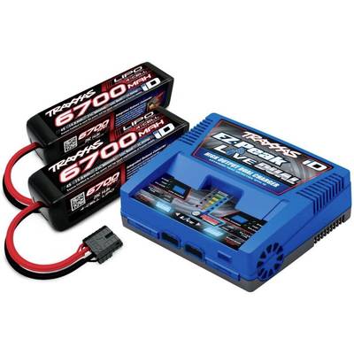 Plavi punjač Traxxas-a pored dva crna LiPo akumulatora kapaciteta 6700 mAh, spojeni crvenim i crnim kabelima.