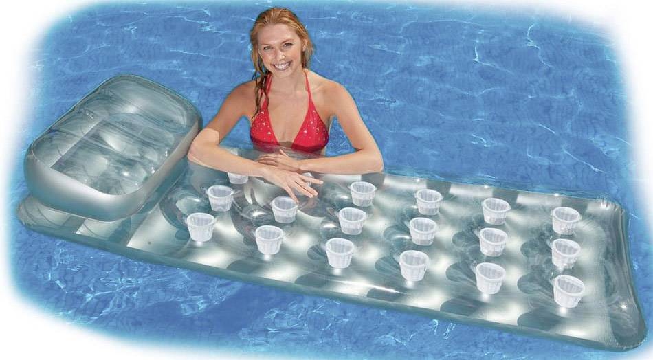 Žena u crvenom bikiniju u bazenu, naslanja se na napuhljivu zračnu madrac s držačima za piće koja pluta na vodi.