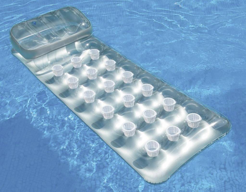 Napuhana zračna madrac pliva u vodi bazena.