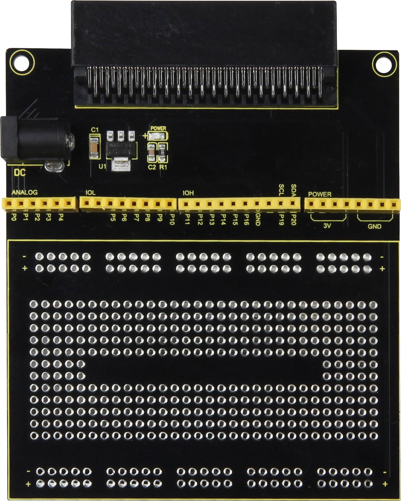 Breadboard s više pinova i priključaka, gore crni utikač, tipična struktura za prototipiranje elektroničkih sklopova.