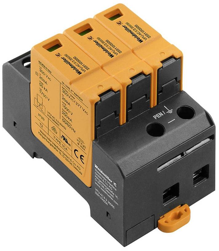 Uređaj za zaštitu od prenapona u crnoj i narančastoj boji s utisnutim tehničkim specifikacijama. Štiti električne instalacije od prenapona.