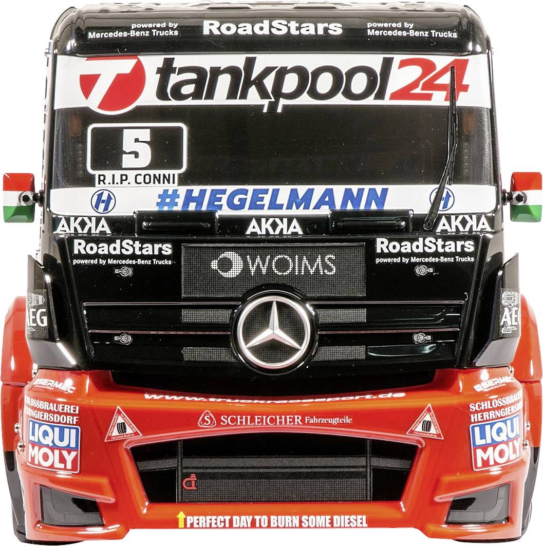 Crveni natjecateljski kamion s Mercedes-zvijezdom i natpisom 'tankpool24'. Natjecateljski broj 5, više sponzorskih logotipa na prednjoj strani.
