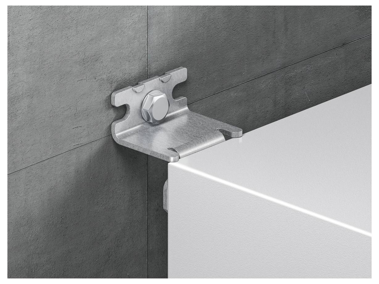 Metalni kutnik pričvršćen vijcima učvršćuje bijelu ploču na sivom zidu.
