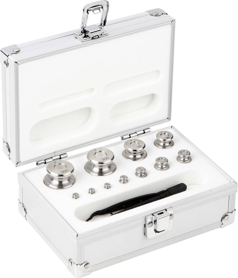 Set metalnih utega u otvorenom bijelom kovčegu s umetkom od pjene, uključujući pincetu za precizno rukovanje.