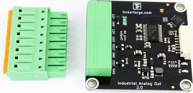 Analogni izlazni modul od Tinkerforge-a, verzija 2.0, sa zelenim priključnim stezaljkama. Glavna ploča prikazuje komponente sklopa.