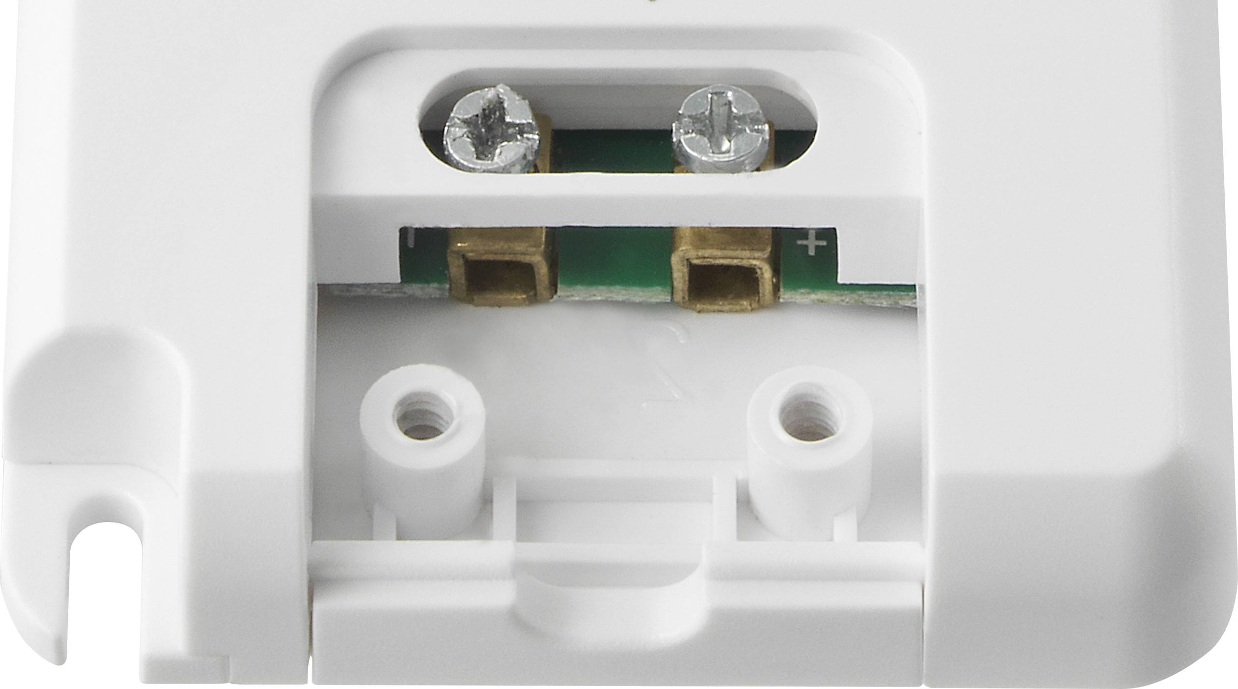 Close-up snimka bijelog električnog priključnog ormarića s dvije vijka i vidljivim plus i minus stezaljkama.
